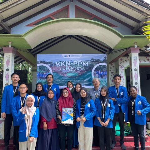 Tingkatkan Pemberdayaan Ekonomi Di Desa Binaan PBI FKIP UMBY, KKN PPM UMBY Kelompok 2 Angkat “Krispy Baby Nila”