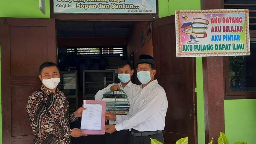 FKIP Universitas Mercu Buana Yogyakarta Berikan Bantuan Buku Kepada MTs Muhammadiyah Ponjong