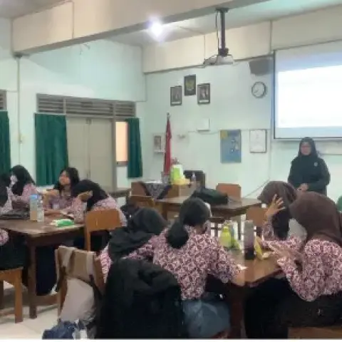 Mahasiswa Pendidikan Bahasa Inggris FKIP UMBY Kenalkan Virtual Writing Tutor Di SMAN 4 Yogyakarta  