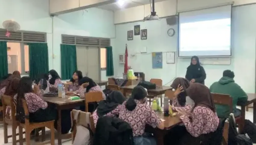 Mahasiswa Pendidikan Bahasa Inggris FKIP UMBY Kenalkan Virtual Writing Tutor Di SMAN 4 Yogyakarta  