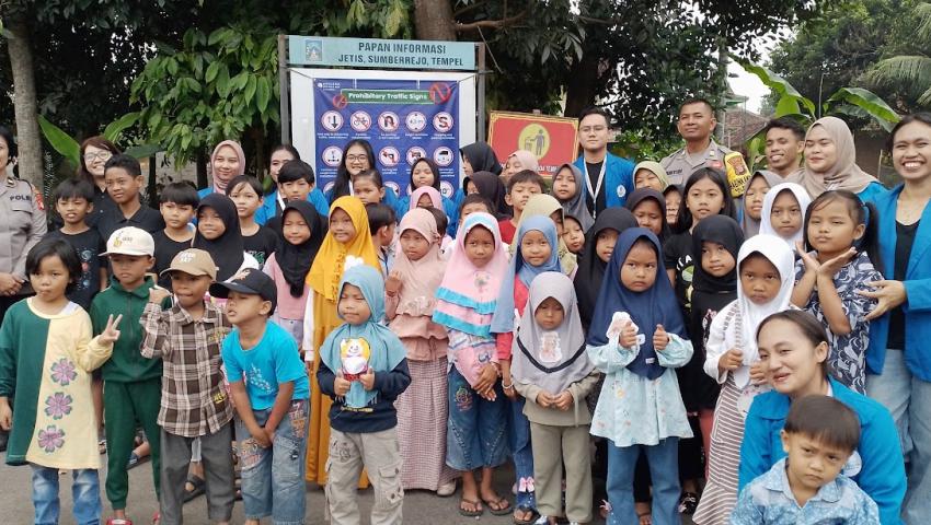 Siswa Sekolah Alam Bahasa Inggris Kampung Bambu Jetis Belajar Rambu Lalulintas bersama Ibu Polwan