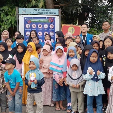 Siswa Sekolah Alam Bahasa Inggris Kampung Bambu Jetis Belajar Rambu Lalulintas bersama Ibu Polwan