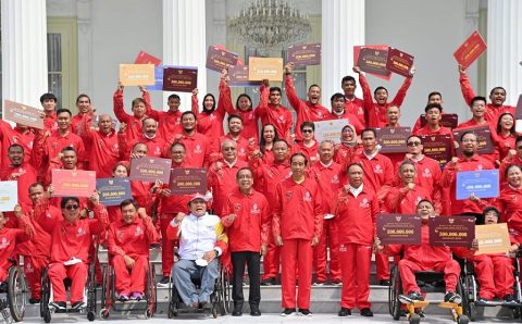 Foto Suryo Nugroho Mendapat Bonus dari Presiden RI