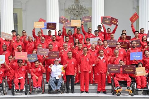 Foto Suryo Nugroho Mendapat Bonus dari Presiden RI