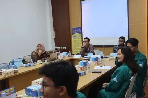 Tim Program Dana Padanan UMBY menghadirkan metode pembelajaran matematika bebas kecemasan. Metode yang diberi nama ‘Joymath Cognitive Behavioral: Inovasi Metode Pembelajaran Matematika Bebas Kecemasan’ ini berawal dari hasil survei terhadap 1.328 siswa di 24 SMP di Kota Yogyakarta yang menyebutkan 74 persen siswa memiliki kecemasan matematika kategori tinggi, sementara di sisi lain terdapat 95 persen siswa memiliki kepercayaan diri yang tinggi